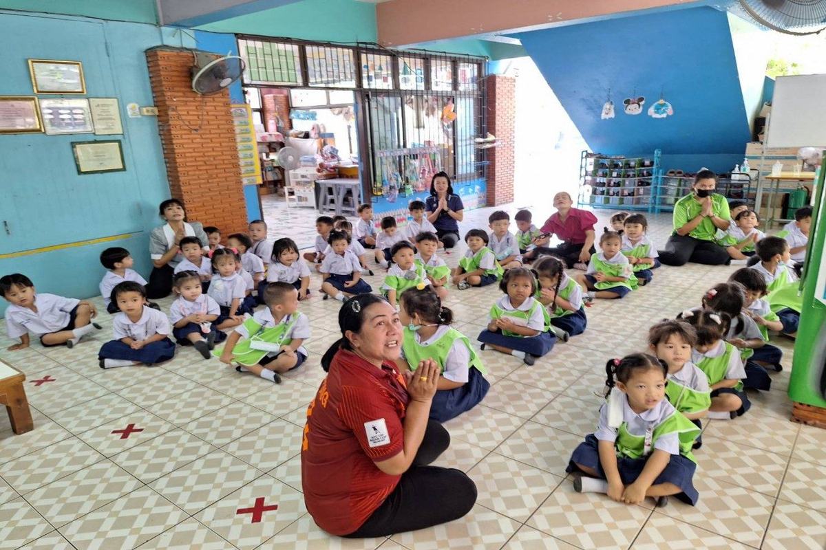 Serving lunch to the children of the early-childhood centre